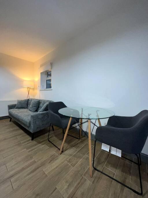 Modern 2 Bed Flat In City * Derby