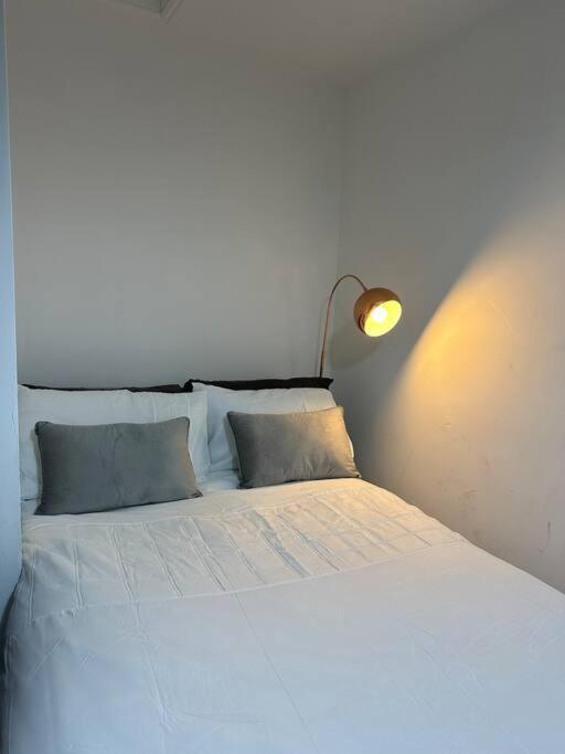 Modern 2 Bed Flat In City Apartment *